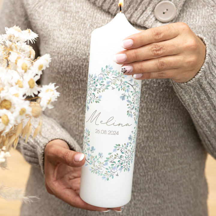 Taufkerze Blumenkranz in Blau – schlichte Variante für Jungen und Mädchen