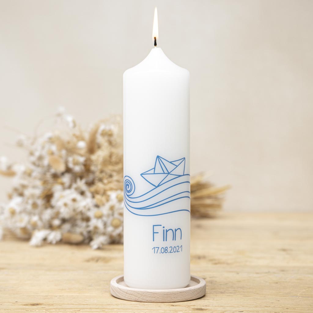 Taufkerze Wellen mit blauem Papierschiff, Name und Taufdatum