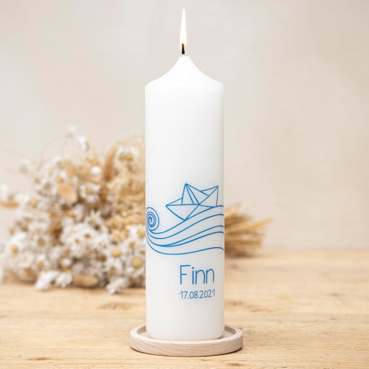 Taufkerze Wellen mit blauem Papierschiff, Name und Taufdatum