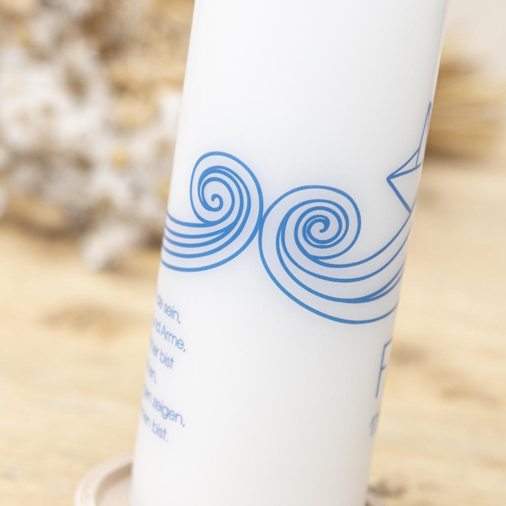 Umlaufendes Wellenband mit Spiralwirbeln in Blau auf der Taufkerze