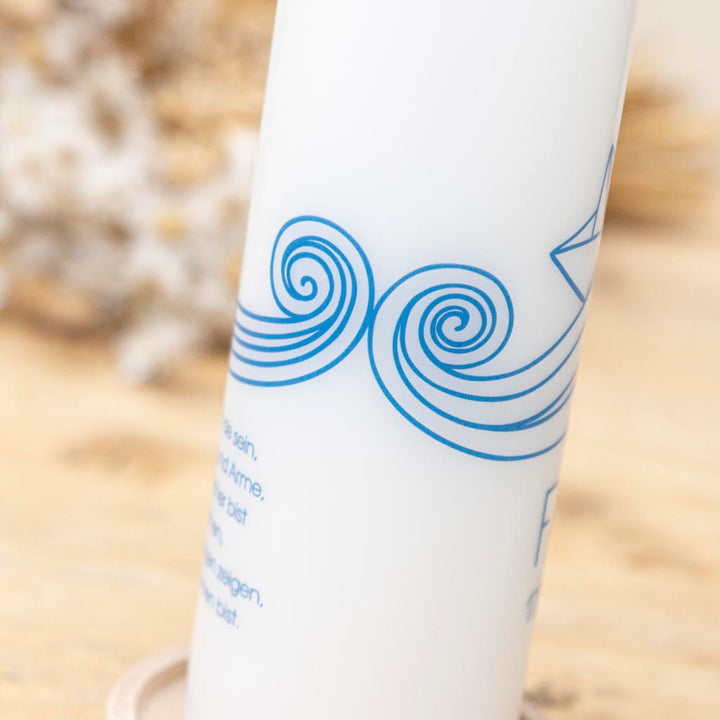 Umlaufendes Wellenband mit Spiralwirbeln in Blau auf der Taufkerze