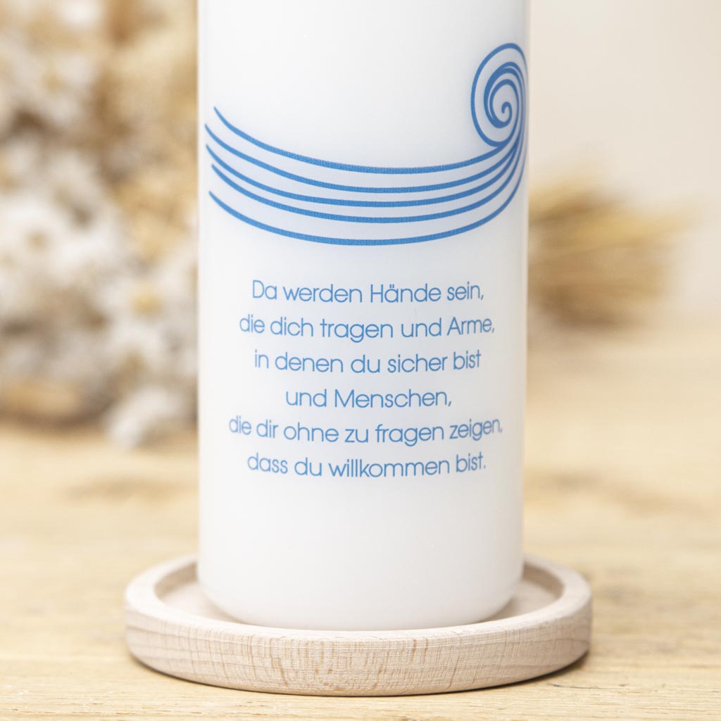 Rueckseite der Taufkerze mit Wellenmotiv und persoenlichem Taufspruch