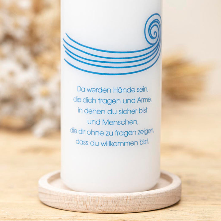 Rueckseite der Taufkerze mit Wellenmotiv und persoenlichem Taufspruch