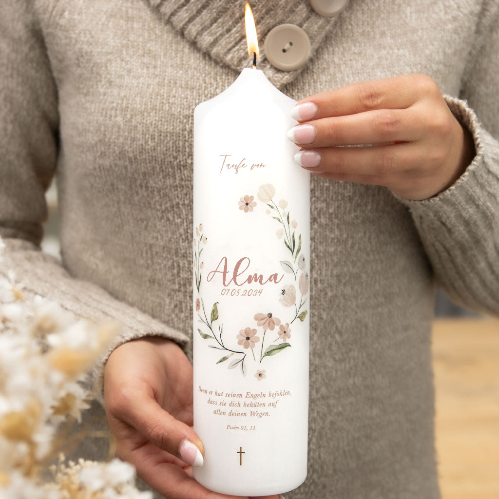Florale Taufkerze in Altrosa mit Name, Taufdatum und Taufspruch