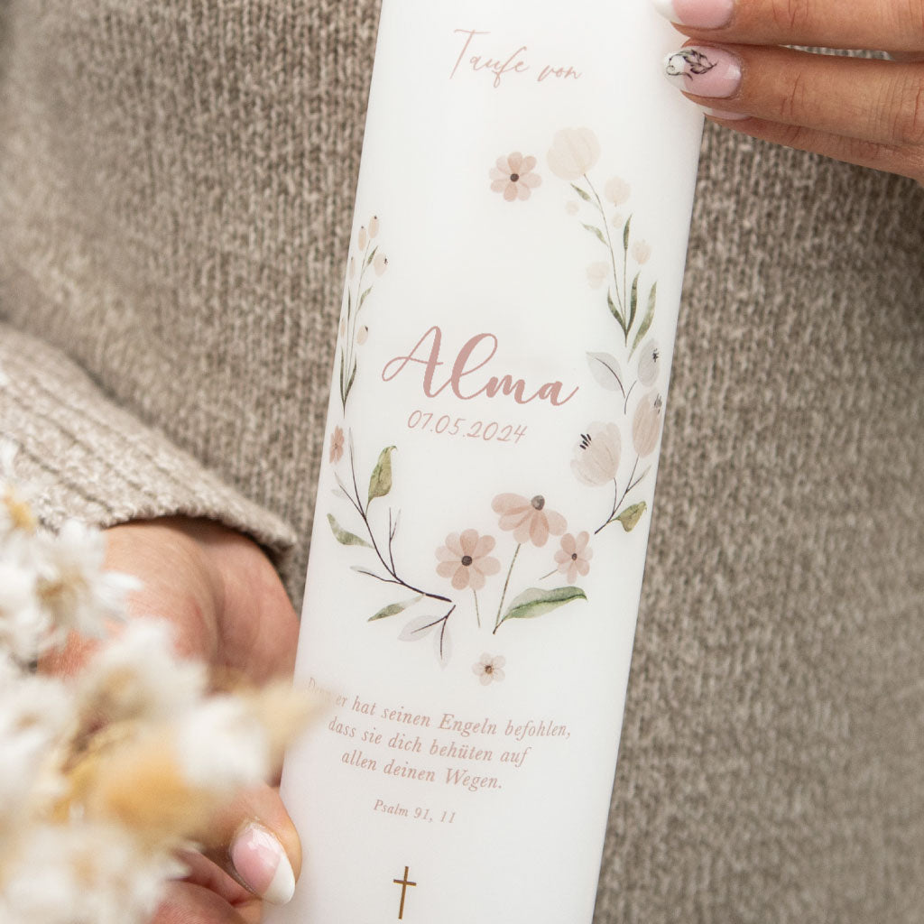 Florale Taufkerze in Altrosa mit zarten Blüten und eleganter Schrift