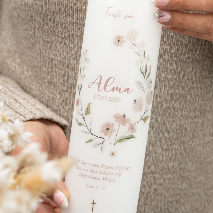 Florale Taufkerze in Altrosa mit zarten Blüten und eleganter Schrift
