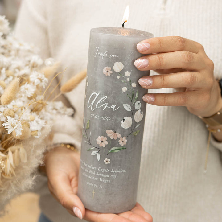Taufkerze Floral als Rustic Beton Grau Kerze