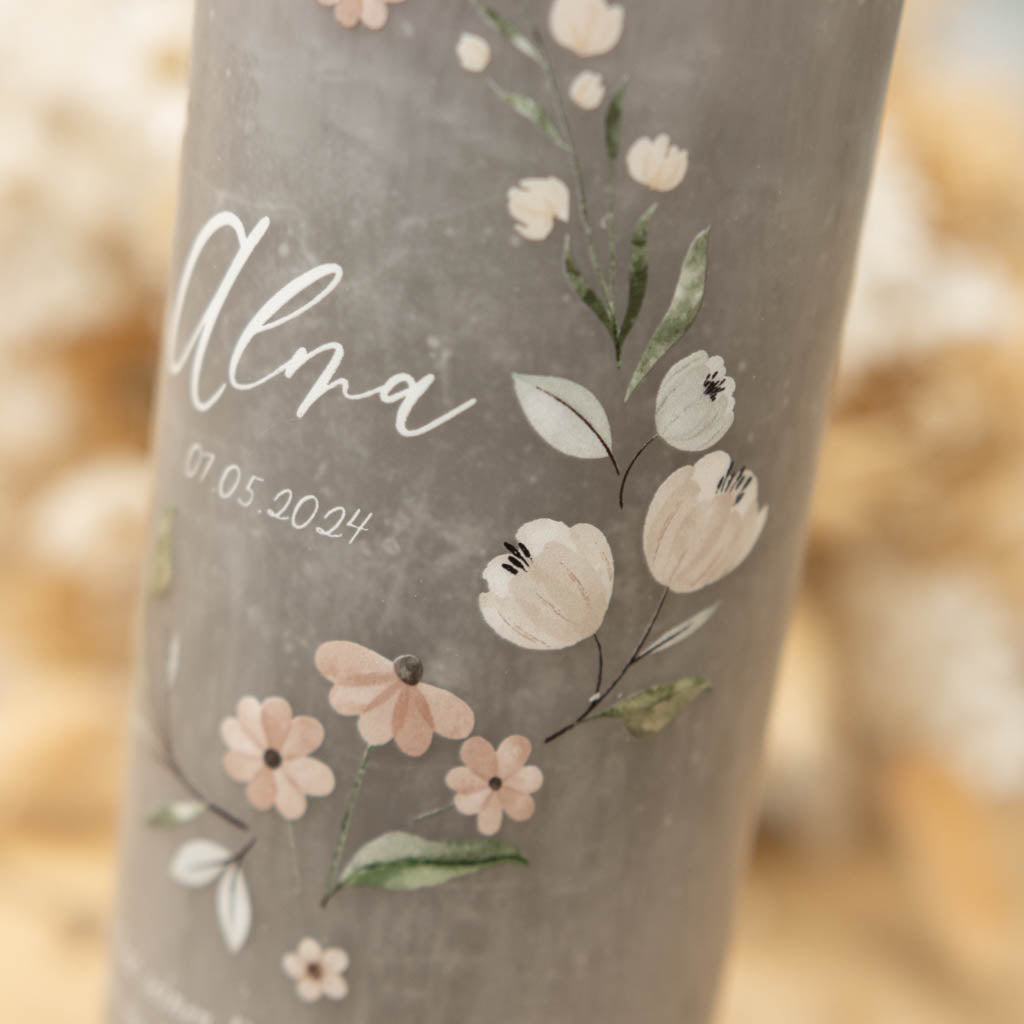 Florale Taufkerze als Rustic Beton Grau in 20 x 7 cm