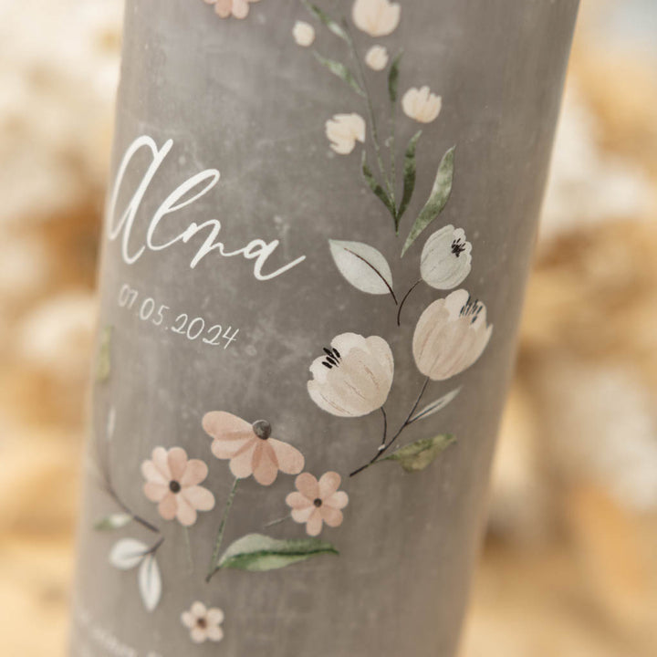 Florale Taufkerze als Rustic Beton Grau in 20 x 7 cm