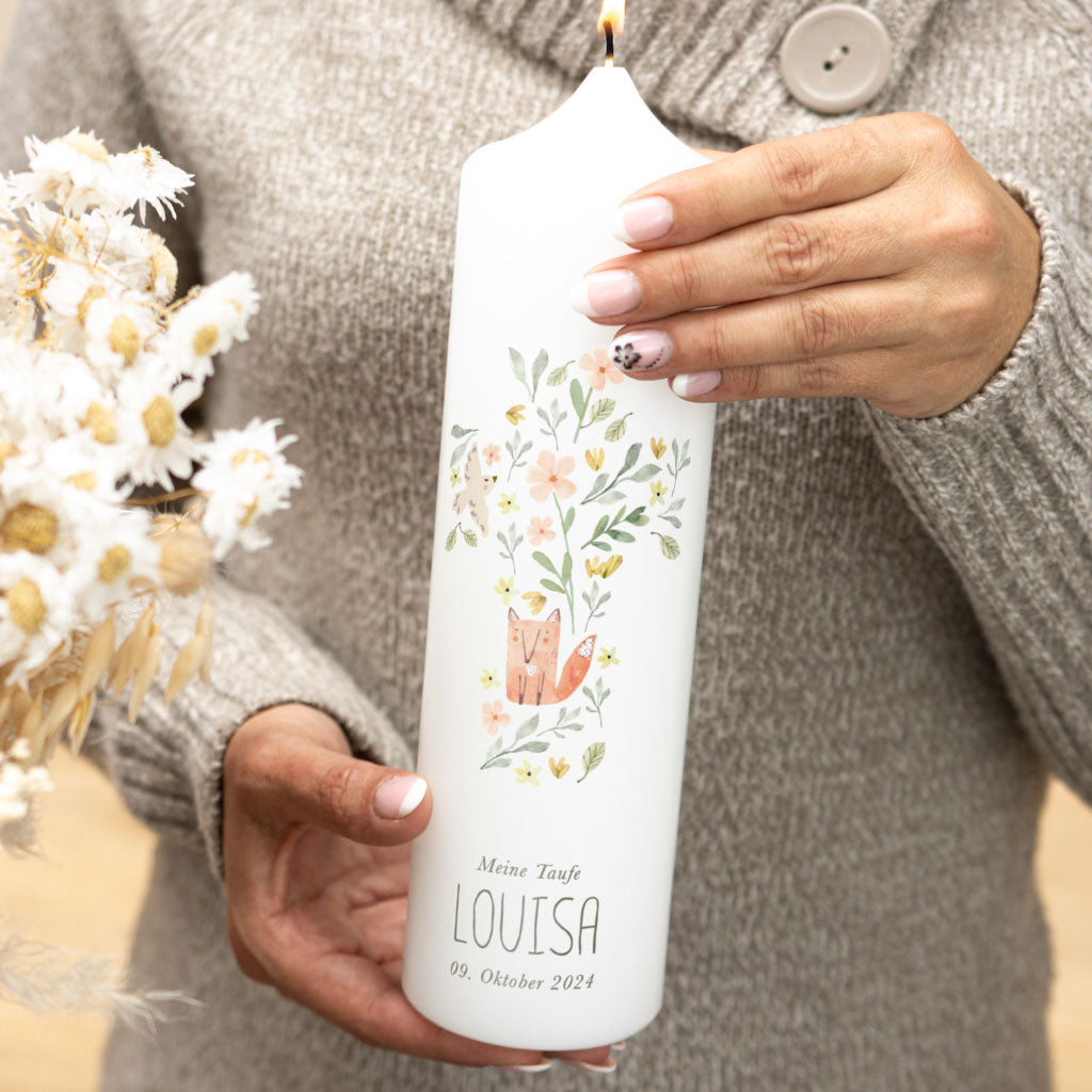 Taufkerze Fuchs mit Wildblumen im Aquarellstil, personalisiert mit Name