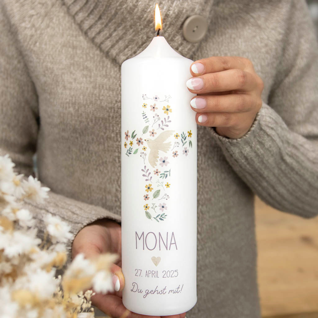 Taufkerze Kreuz Taube Mona aus Wildblumen in Altrosa, mit Name, Taufdatum und Spruch