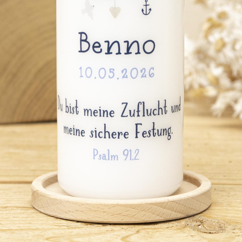 Taufkerze mit blauer Schrift für Name, Datum und Taufspruch
