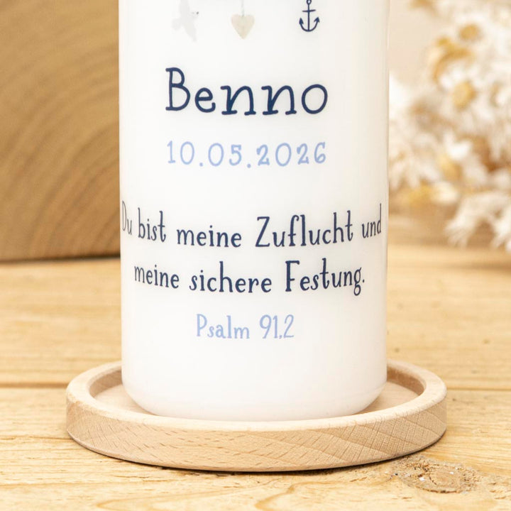 Taufkerze mit blauer Schrift für Name, Datum und Taufspruch