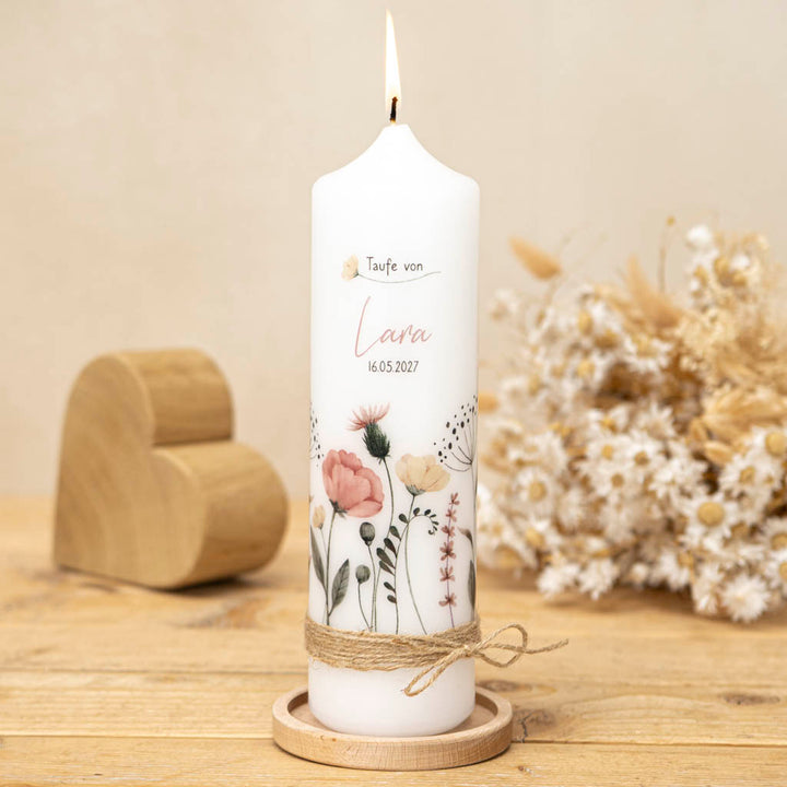 Taufkerze Wildblumen mit Juteband und passendem Holz-Kerzenhalter