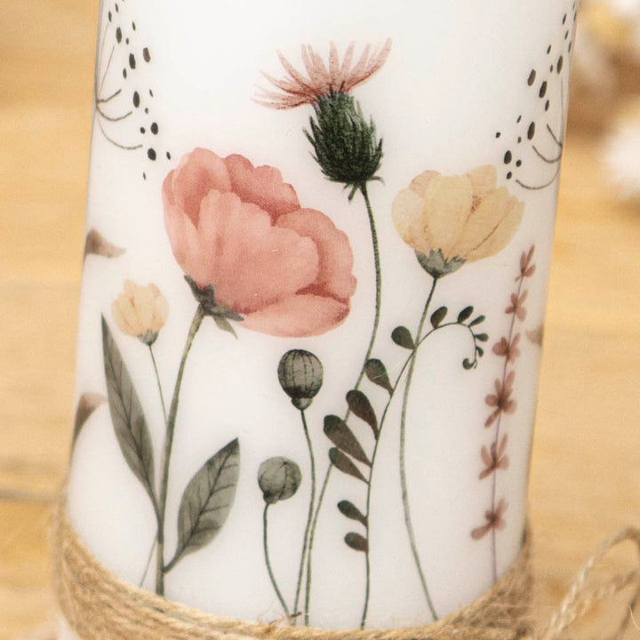 Aquarell-Wildblumen der Taufkerze in zarten Naturtönen