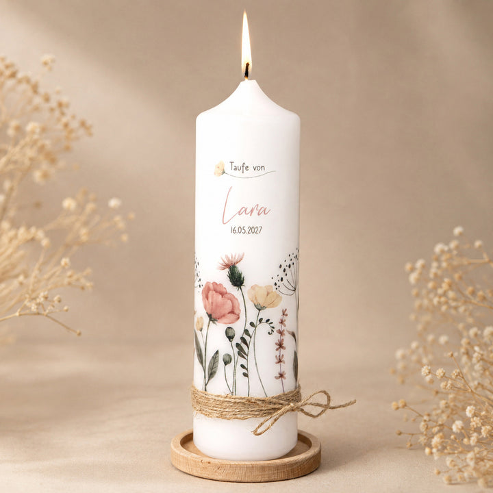 Taufkerze Wildblumen mit Juteband auf einem Kerzenhalter aus Holz