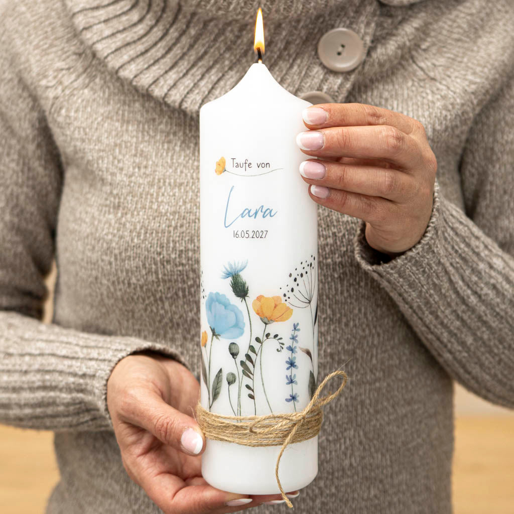 Taufkerze Wildblumen in Blau mit Juteband für Jungen und Mädchen
