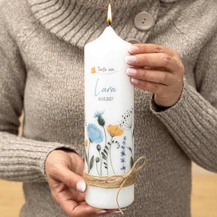 Taufkerze Wildblumen in Blau mit Juteband für Jungen und Mädchen