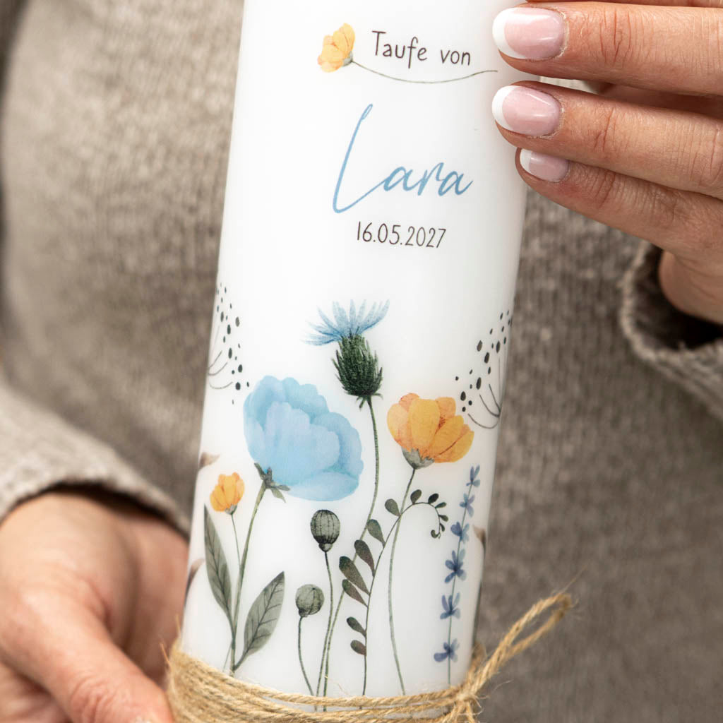 Blaue Taufkerze Wildblumen mit Name und Taufdatum