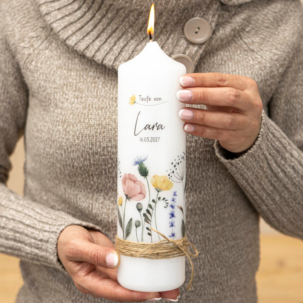 Taufkerze Wildblumen in Bunt mit Name, Datum und Juteband