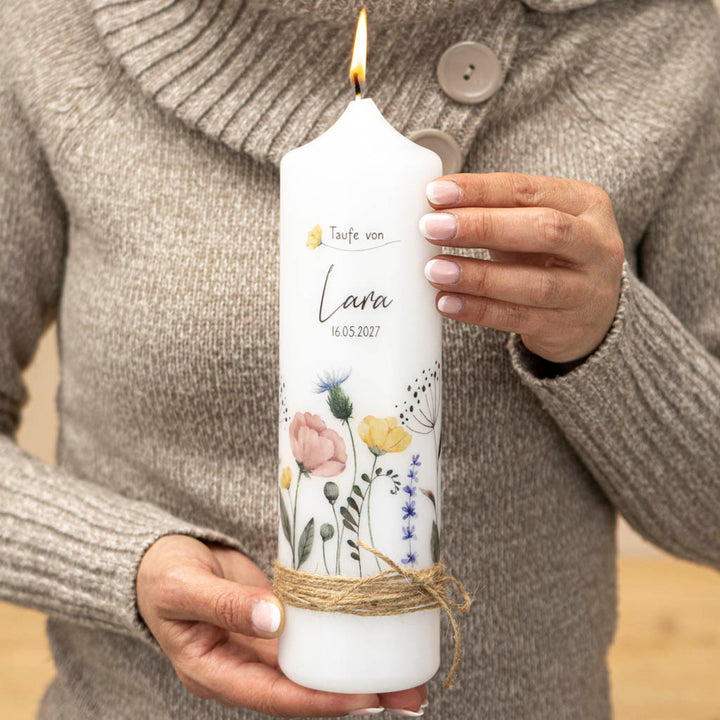 Taufkerze Wildblumen in Bunt mit Name, Datum und Juteband