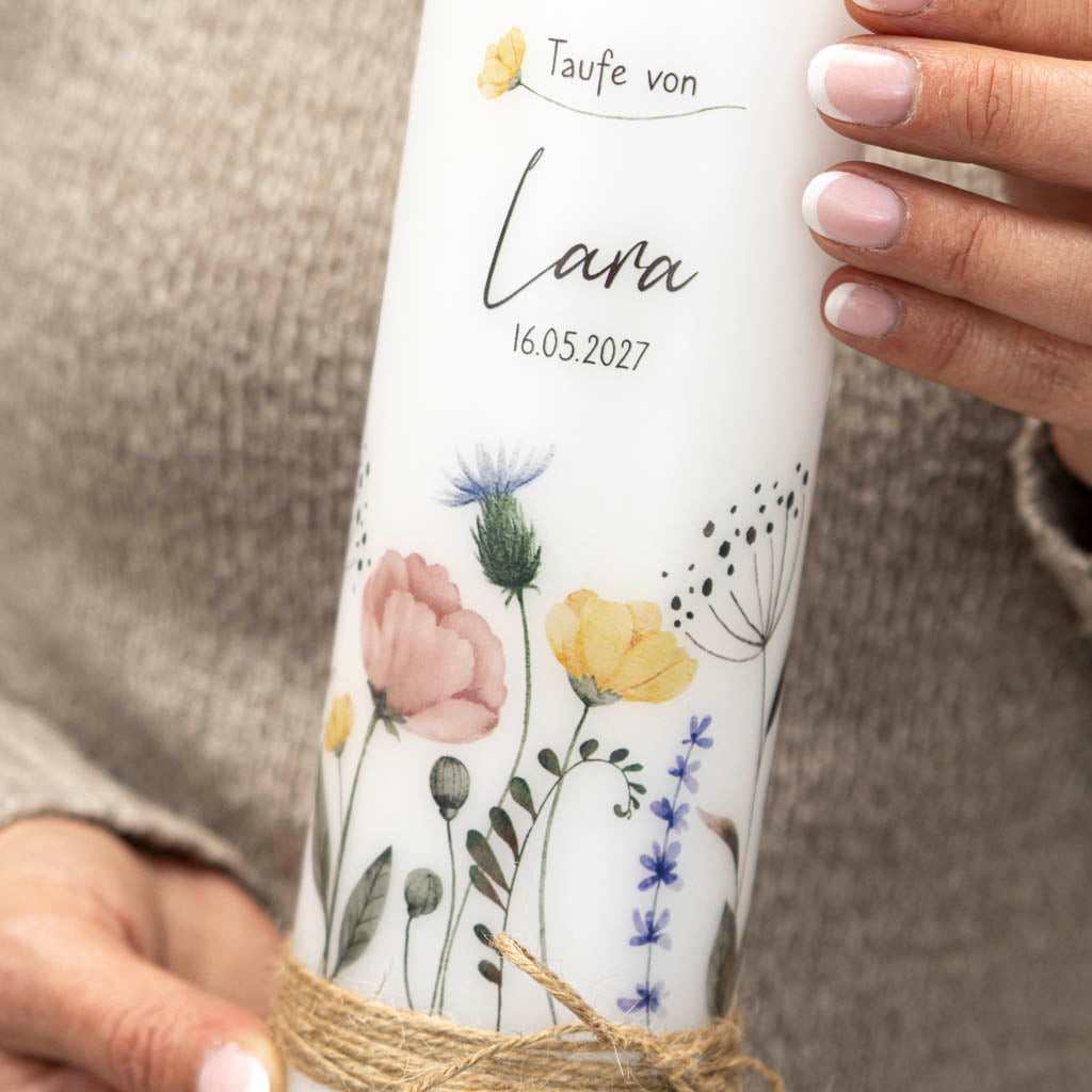 Bunte Taufkerze Wildblumen mit personalisierter Beschriftung
