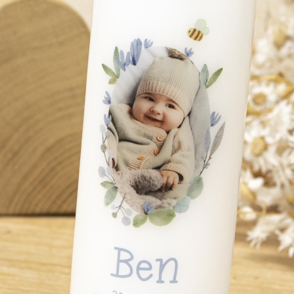 Taufkerze mit Foto für Jungen mit Wildblumen und Biene in Blau