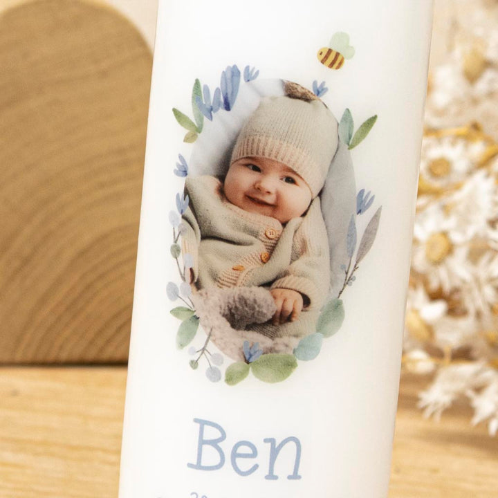 Taufkerze mit Foto für Jungen mit Wildblumen und Biene in Blau