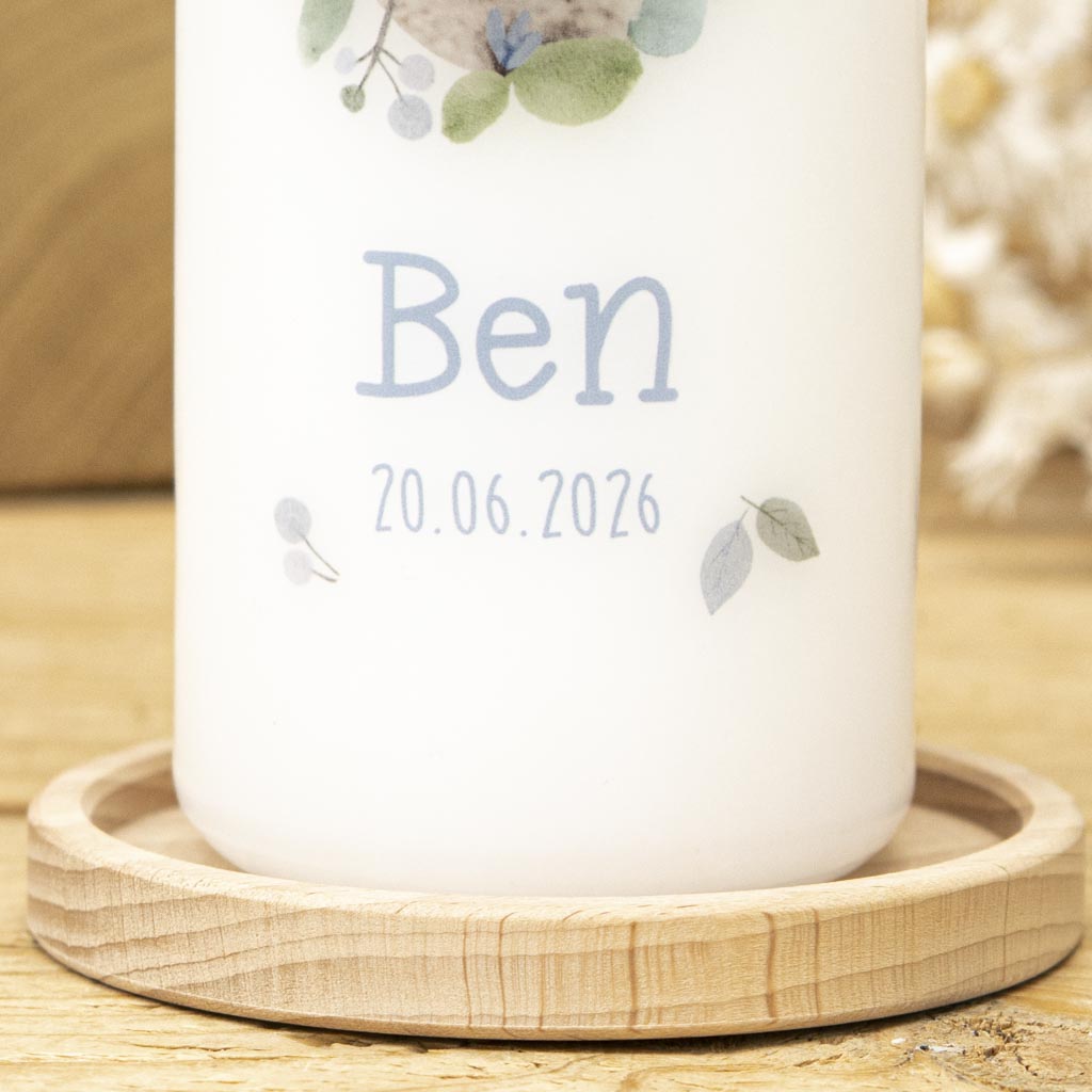 Taufkerze mit Foto, Blumen und Blättern mit Name und Taufdatum