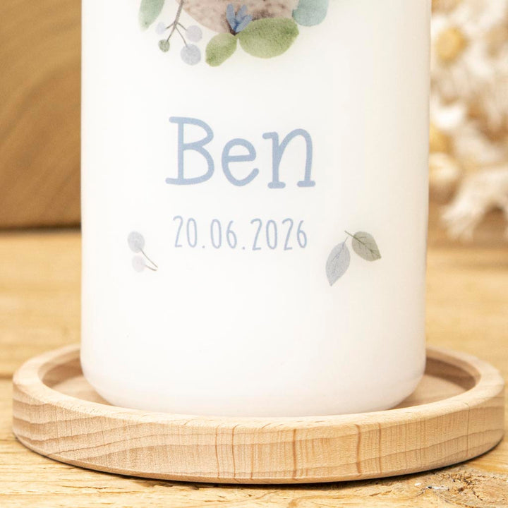 Taufkerze mit Foto, Blumen und Blättern mit Name und Taufdatum