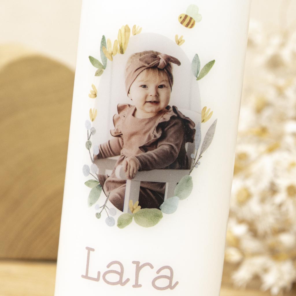 Taufkerze mit Foto für Mädchen mit Wildblumen und Biene in Altrosa