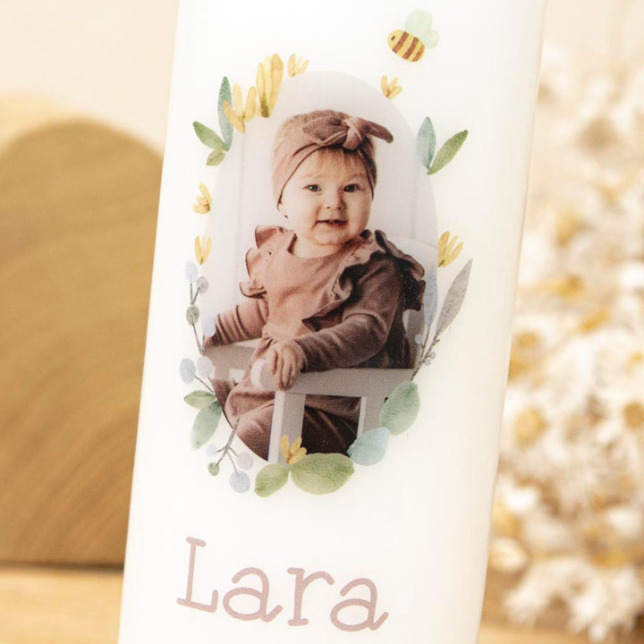 Taufkerze mit Foto für Mädchen mit Wildblumen und Biene in Altrosa