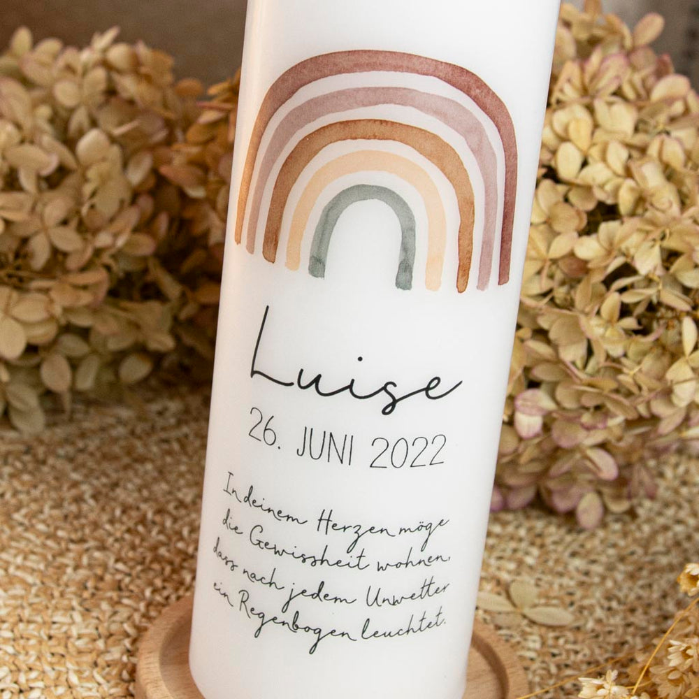 Taufkerze Regenbogen Boho mit Namen des Täuflings in Schreibschrift