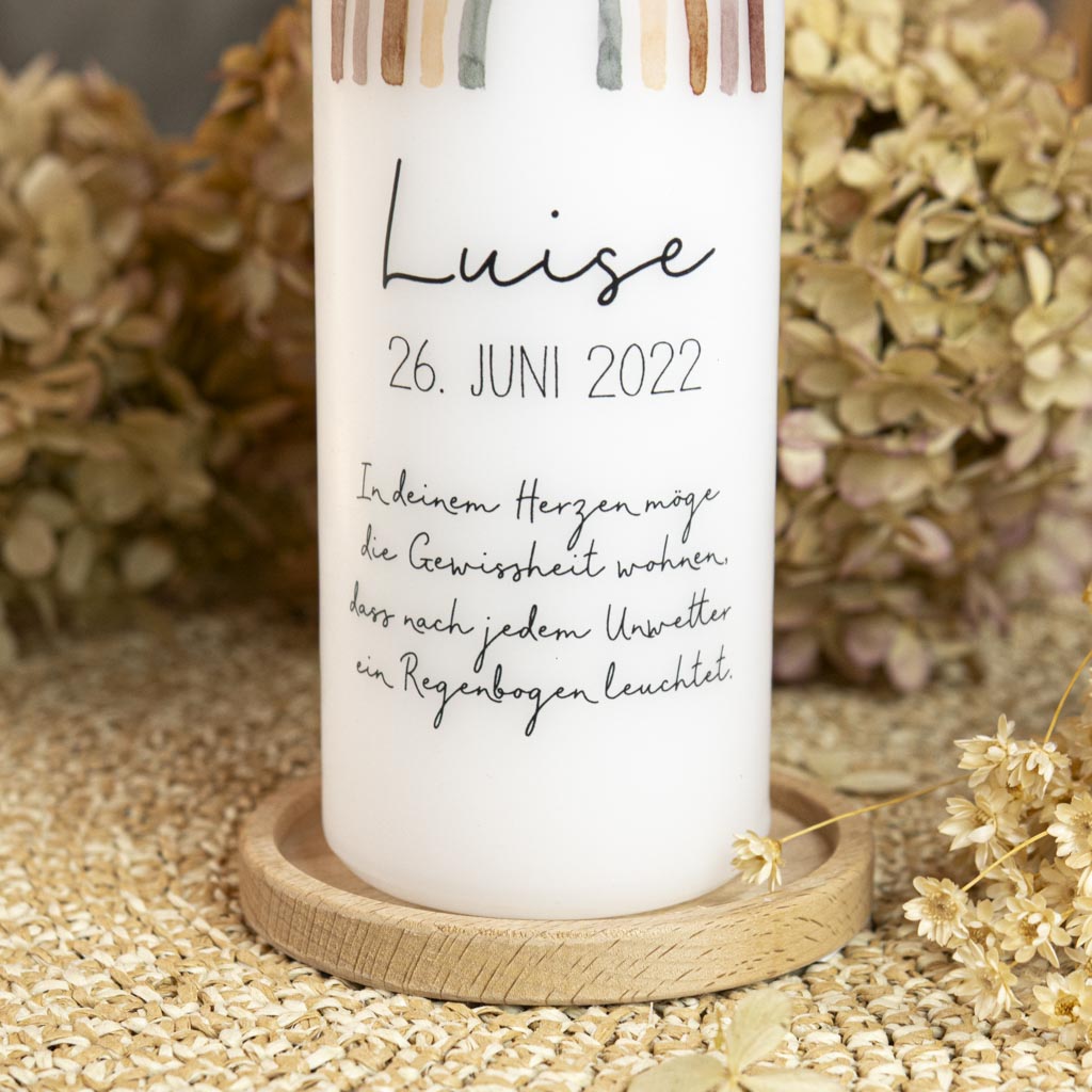 Taufkerze Regenbogen Boho mit Taufspruch und Kerzenhalter aus Holz