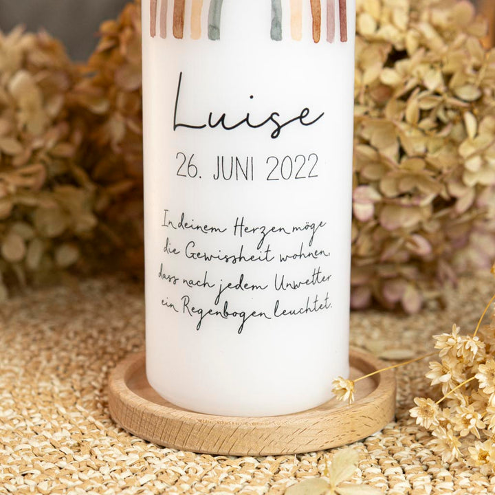 Taufkerze Regenbogen Boho mit Taufspruch und Kerzenhalter aus Holz