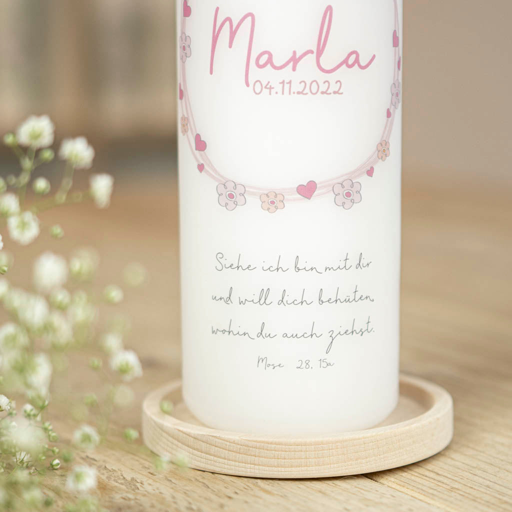 Taufkerze rosa Marla mit Blütenkranz, Herzen und Taufspruch