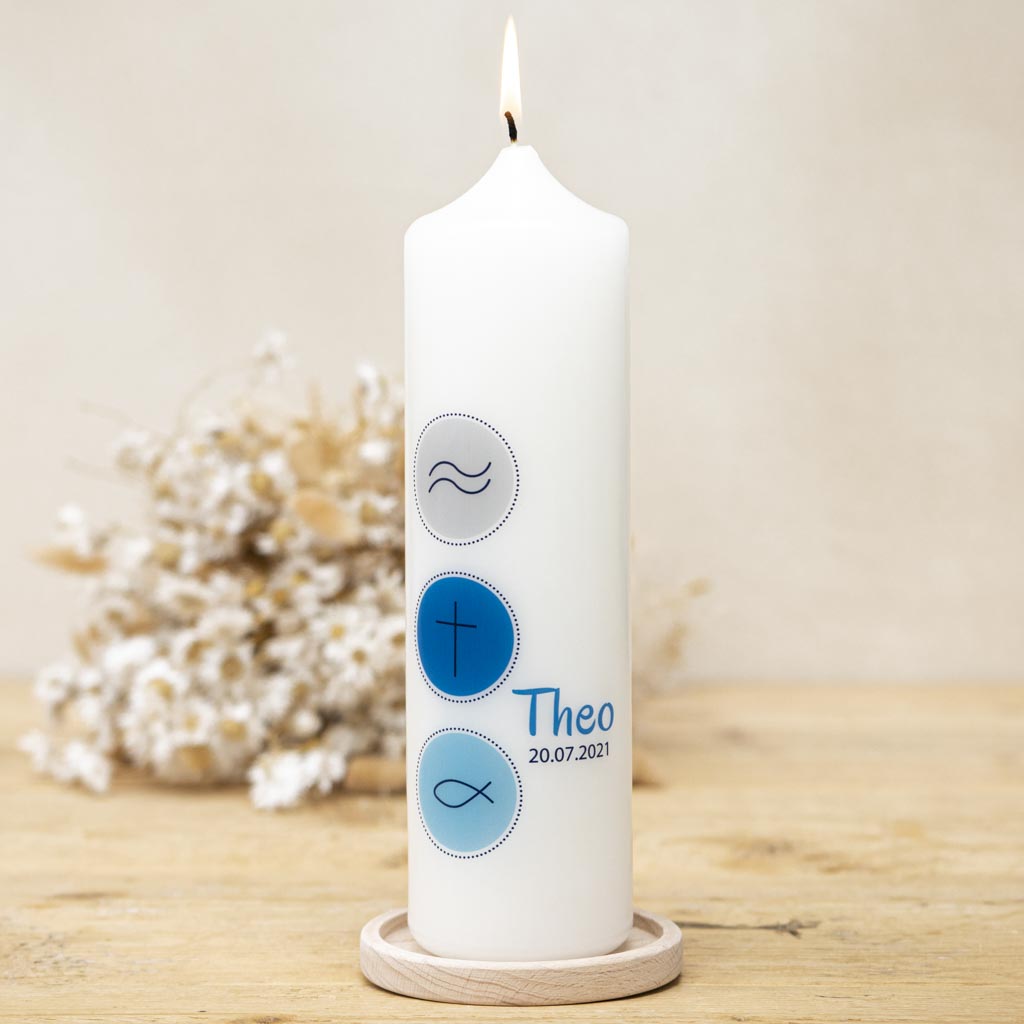 Taufkerze Symbole mit Wasser, Kreuz und Fisch in Blau, personalisiert mit Name und Datum