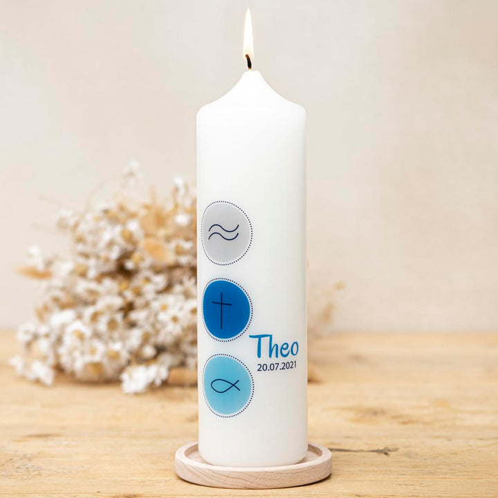 Taufkerze Symbole mit Wasser, Kreuz und Fisch in Blau, personalisiert mit Name und Datum
