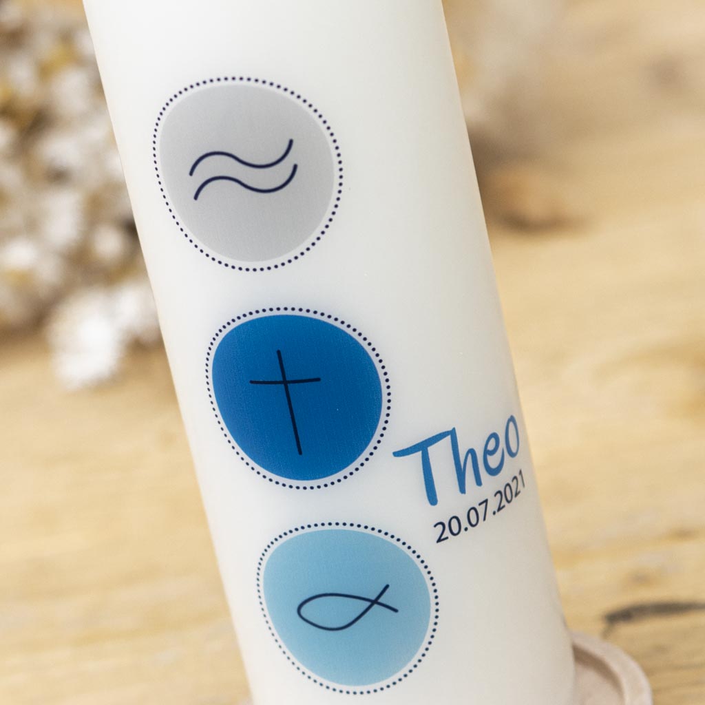 Drei gepunktete Kreise mit Wasser-, Kreuz- und Fisch-Symbol auf der Taufkerze