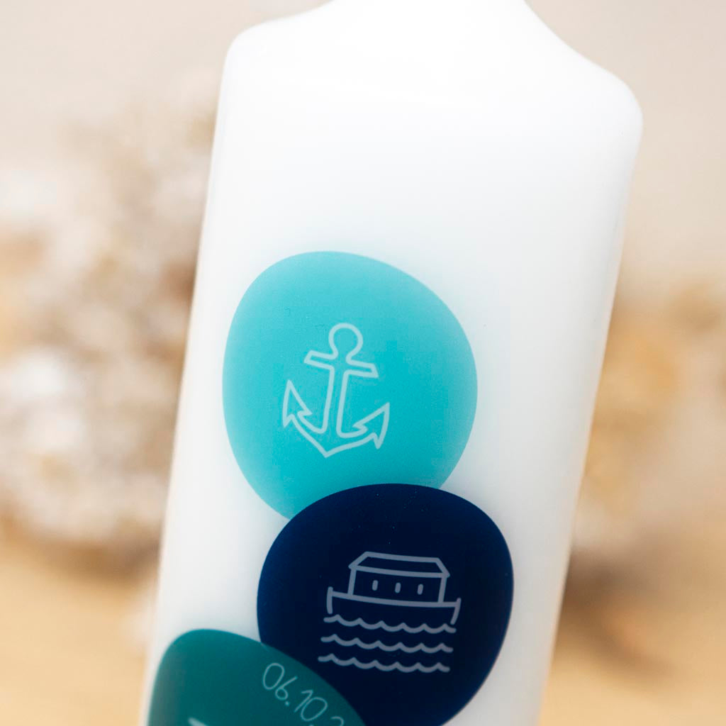 Anker und Arche Noah über Wellen auf der Taufkerze Symbole bunt