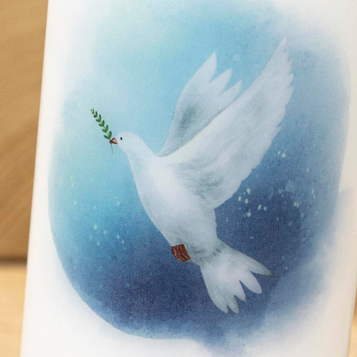 Weiße Taube mit grünem Zweig auf blauem Aquarell-Farbverlauf