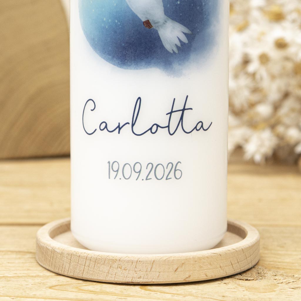 Taufkerze Taube Aquarell mit Taufdatum im Kerzenhalter aus Holz