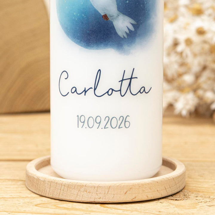 Taufkerze Taube Aquarell mit Taufdatum im Kerzenhalter aus Holz