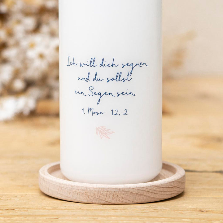 Rückseite der Taufkerze Taube mit Taufspruch in blauer Schrift