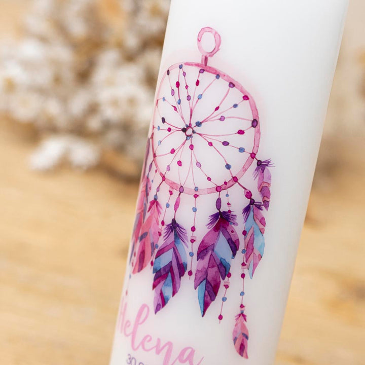 Aquarell-Traumfänger mit Federn in Pink, Violett und Türkisblau auf der Taufkerze