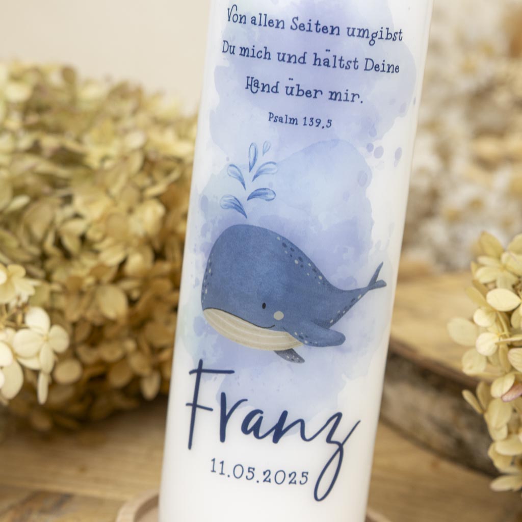 Taufkerze Wal in Blau mit Aquarell-Wal, Wasserfontäne und Taufspruch