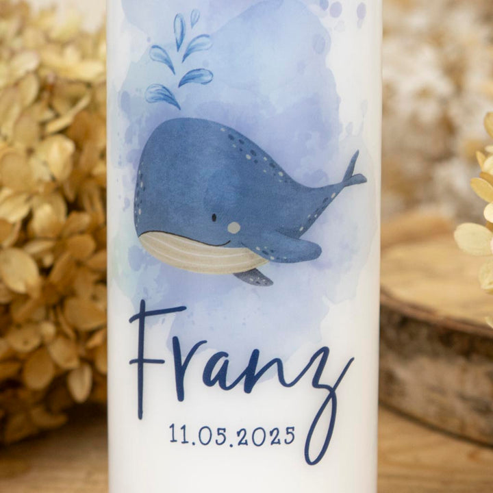 Blauer Aquarell-Wal auf Taufkerze mit personalisiertem Namen und Datum