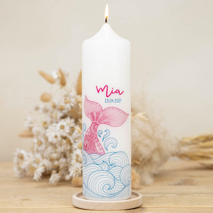 Taufkerze Walflosse mit pinker Flosse über blauen Wellen, Name und Taufdatum