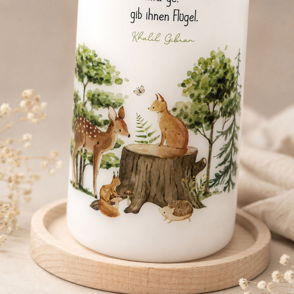 Taufkerze Waldtiere Detail: Fuchs auf Baumstumpf, Reh und Igel im Aquarell-Wald