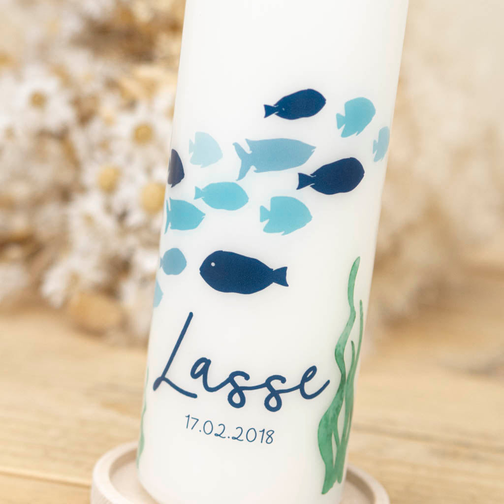Taufkerze Fische blau – Fischschwarm in drei Blautönen mit Name Lasse